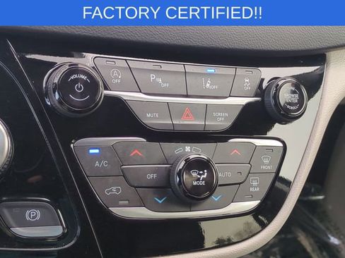 Certified 2024 Chrysler Pacifica Touring-L image 18