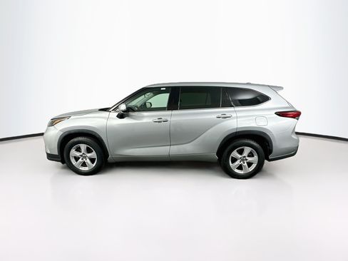 Used 2022 Toyota Highlander LE FWD image 4
