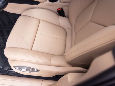 Certified 2026 Porsche Macan AWD/4WD image 22
