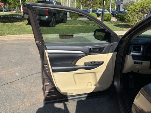 Used 2019 Toyota Highlander Plus FWD image 14