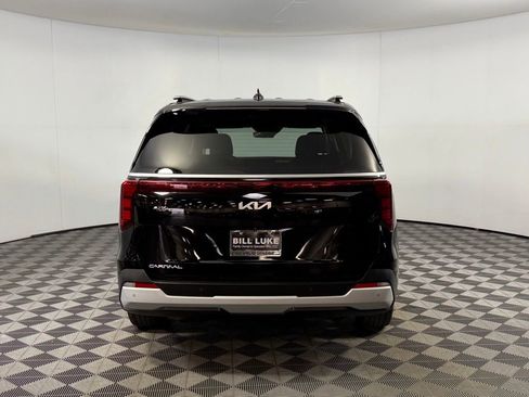 Used 2025 Kia Carnival EX image 9