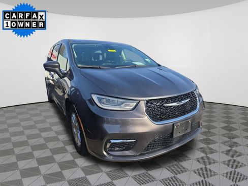 Used 2023 Chrysler Pacifica Touring-L image 2