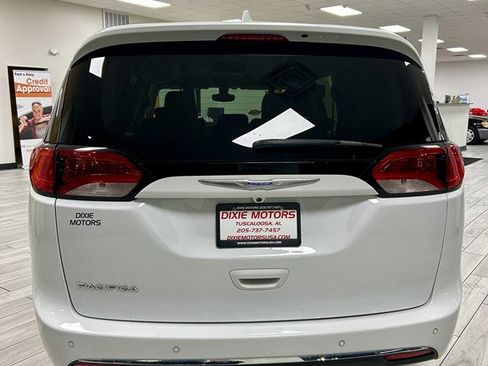 Used 2017 Chrysler Pacifica Touring-L w/ Tire & Wheel Group image 8