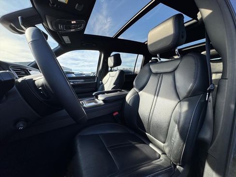 Used 2023 Jeep Wagoneer L 4WD w/ Premium Group I image 17