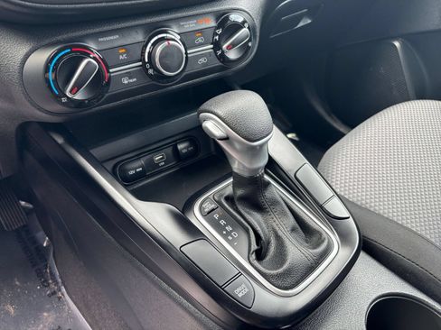 Used 2025 Kia Soul LX w/ LX Technology Package FWD image 31