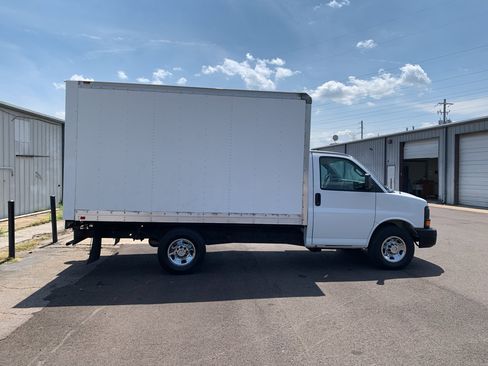 Used 2017 Chevrolet Express 3500 RWD image 2
