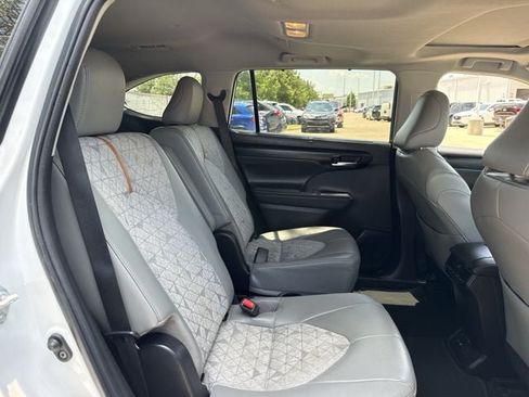 Used 2023 Toyota Highlander Bronze Edition FWD image 33