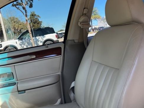 Used 2003 Lincoln Town Car Executive image 3