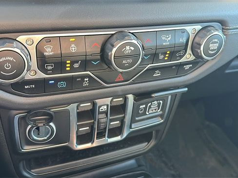 Used 2025 Jeep Wrangler Sahara image 23