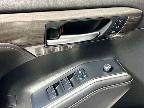 Used 2020 Toyota Highlander Limited FWD image 16