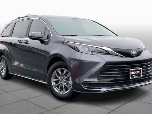 Used 2025 Toyota Sienna LE image 3