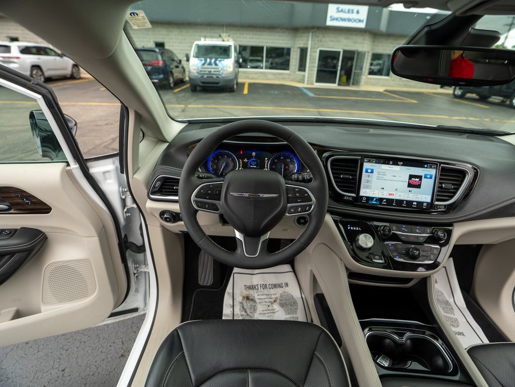 Used 2024 Chrysler Pacifica Limited w/ Trailer Tow Group FWD image 19