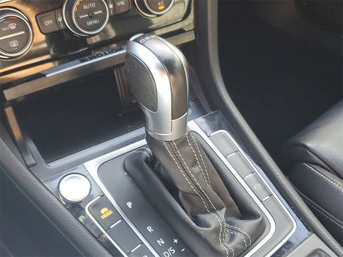 Used 2017 Volkswagen Golf R 4-Door image 30