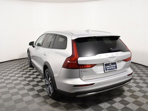 Used 2025 Volvo V60 B5 Cross Country Plus AWD/4WD image 4