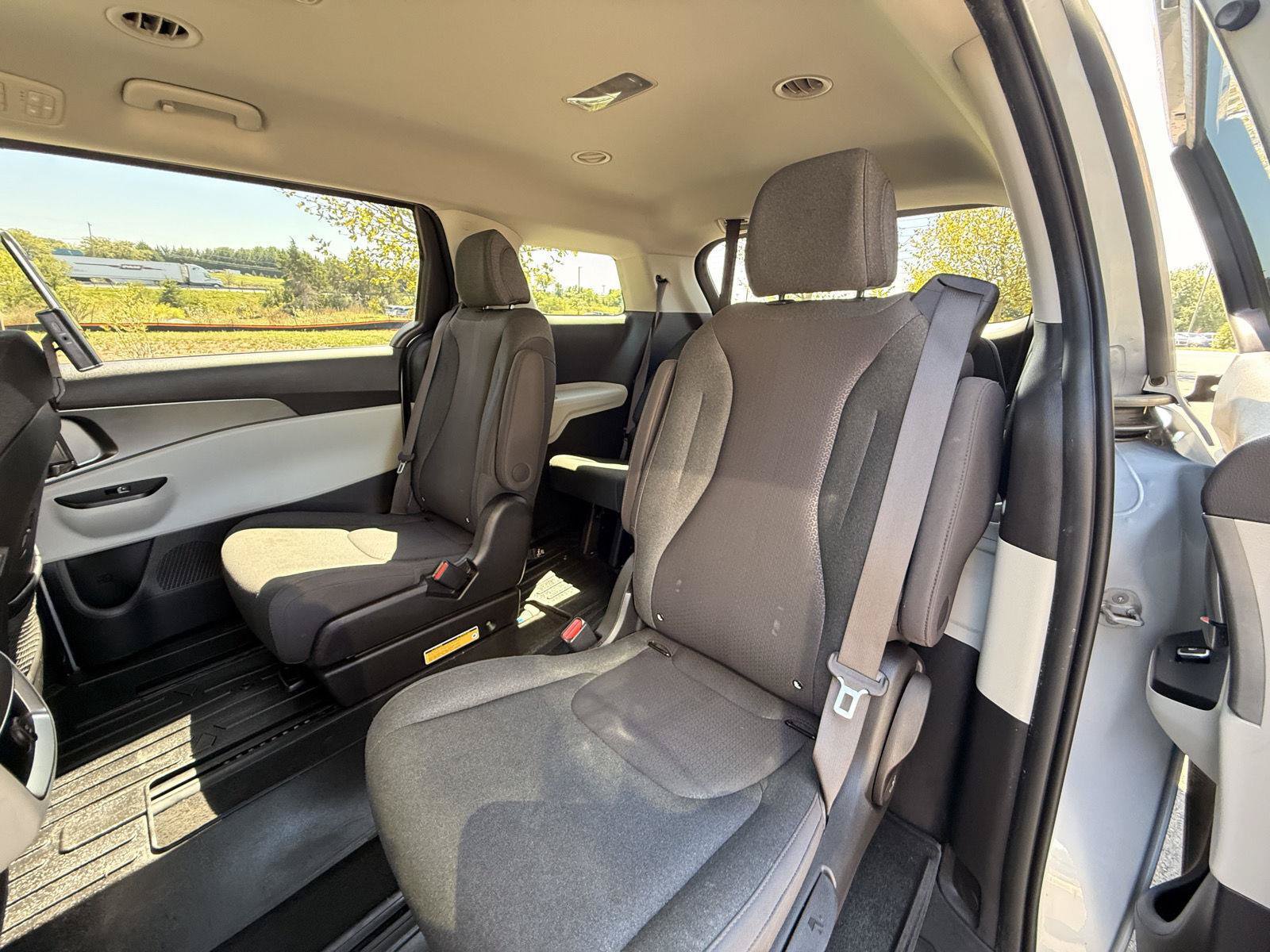 Used 2023 Kia Carnival LX FWD image 14