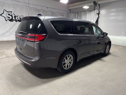 Used 2023 Chrysler Pacifica Touring-L image 7