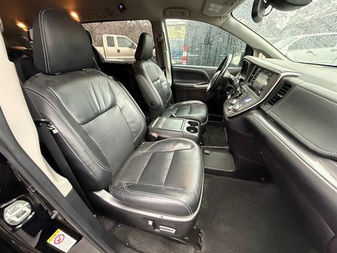 Used 2018 Toyota Sienna SE w/ Carpet Mat Package FWD image 12