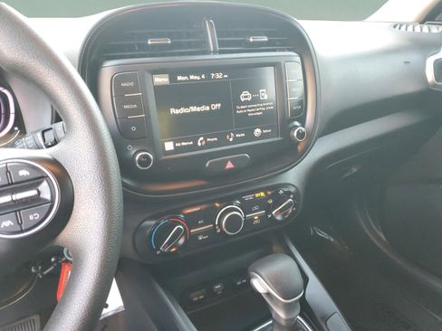Certified 2025 Kia Soul LX w/ LX Technology Package FWD image 23