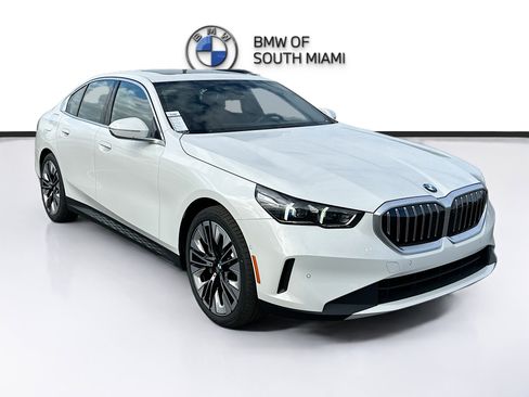 New 2026 BMW 530i RWD image 1