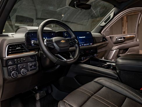 Used 2025 Chevrolet Suburban High Country image 13