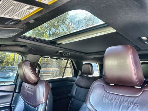 Used 2020 Ford Explorer Platinum w/ Premium Technology Package image 19