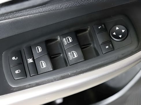 Used 2021 Jeep Cherokee Latitude FWD image 13