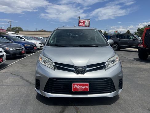 Used 2019 Toyota Sienna LE FWD image 2