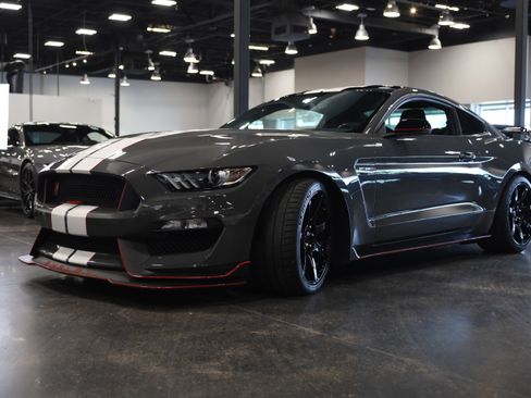 Used 2018 Ford Mustang Shelby GT350R w/ GT350R Equipment Group 920A RWD image 3