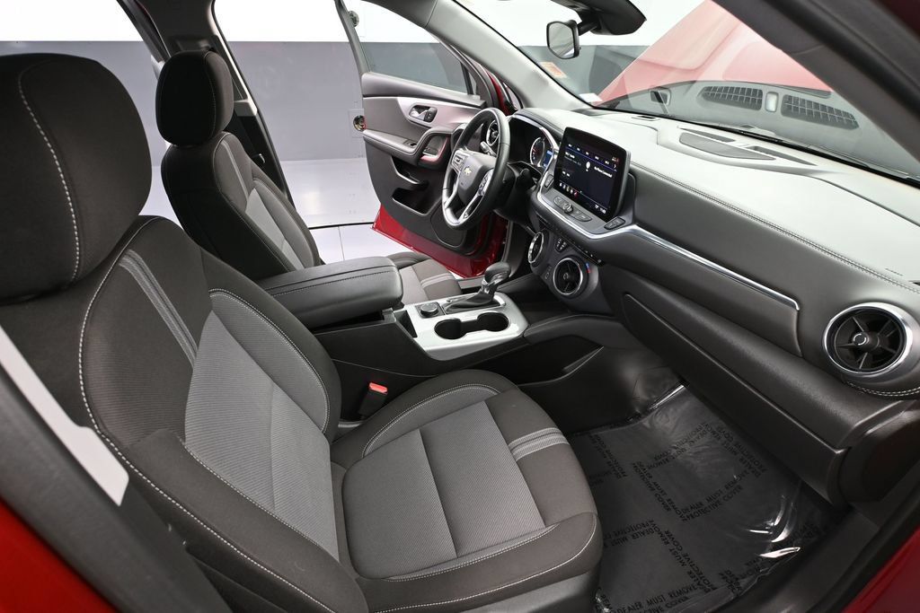Used 2025 Chevrolet Blazer LT AWD/4WD image 36