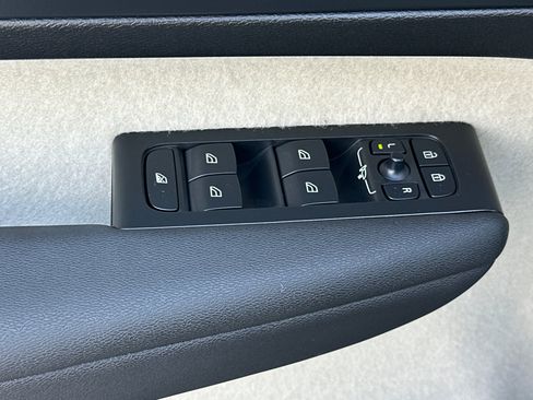 Certified 2025 Volvo XC40 B5 Plus AWD/4WD image 13