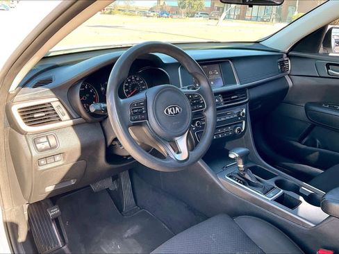 Used 2018 Kia Optima LX w/ Convenience Package image 2