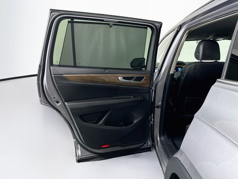 Used 2025 Volkswagen Atlas SE FWD image 25