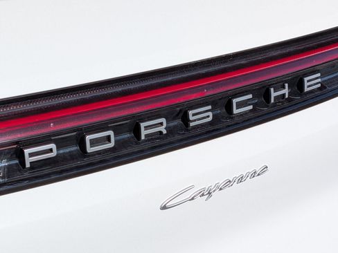Certified 2025 Porsche Cayenne AWD/4WD image 27