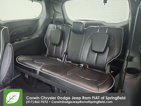 Used 2025 Chrysler Pacifica Limited FWD image 33