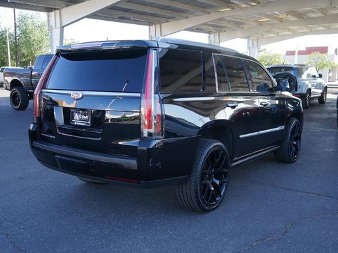 Used 2019 Cadillac Escalade Platinum AWD/4WD image 3