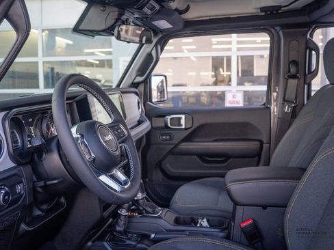 Used 2025 Jeep Wrangler Sahara image 17