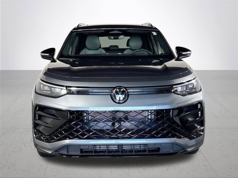 New 2025 Volkswagen Tiguan SE R-Line image 3