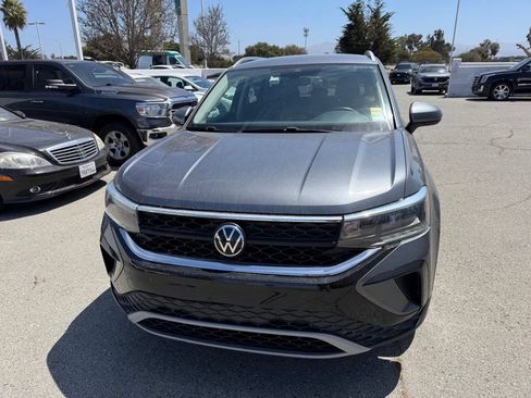 Used 2024 Volkswagen Taos SE FWD image 4