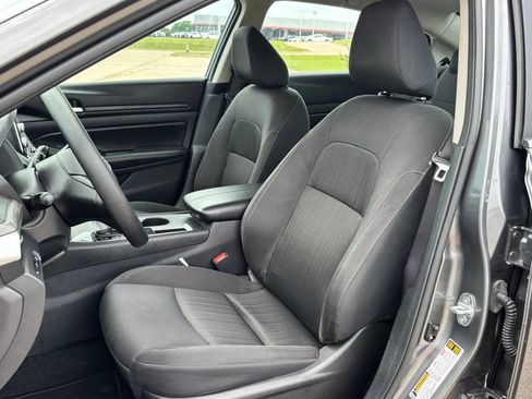 Used 2025 Nissan Altima 2.5 SV FWD image 11