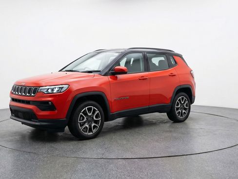 Used 2025 Jeep Compass Trailhawk image 3