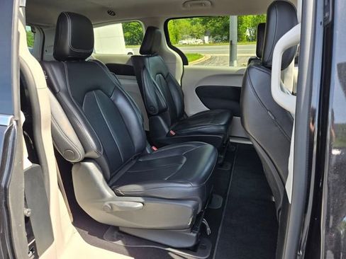 Used 2023 Chrysler Pacifica Touring-L FWD image 16