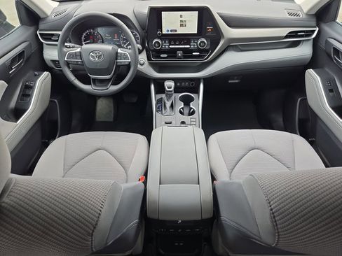 Used 2023 Toyota Highlander LE image 17
