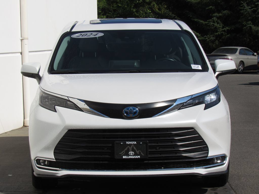 Certified 2024 Toyota Sienna XLE FWD image 3