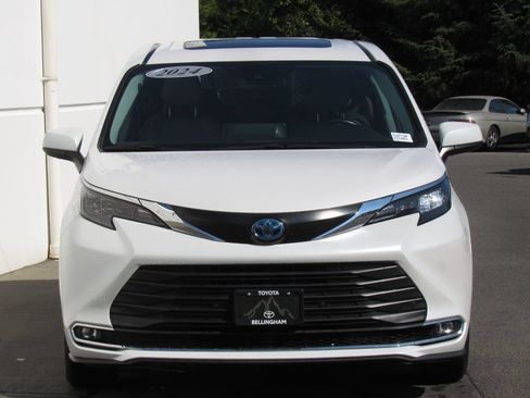 Used 2024 Toyota Sienna XLE FWD image 3