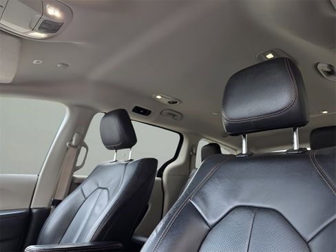 Used 2019 Chrysler Pacifica Touring-L Plus w/ Advanced Safetytec Group image 21