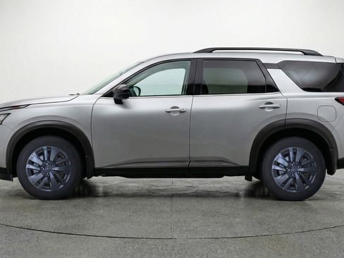 Used 2025 Nissan Pathfinder SV image 5
