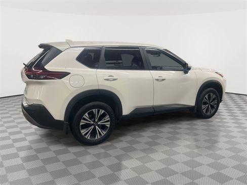 Used 2023 Nissan Rogue SV image 2