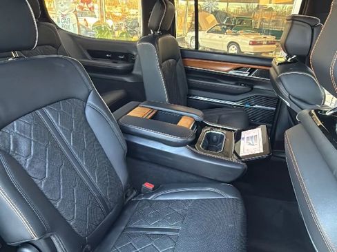 Used 2022 Jeep Grand Wagoneer Series III image 15