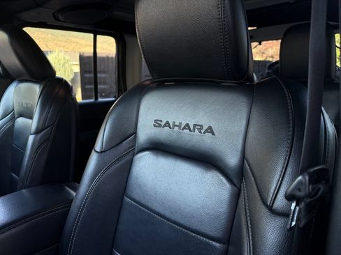 Used 2018 Jeep Wrangler Unlimited Sahara w/ Uconnect 4C Nav & Sound Group AWD/4WD image 23