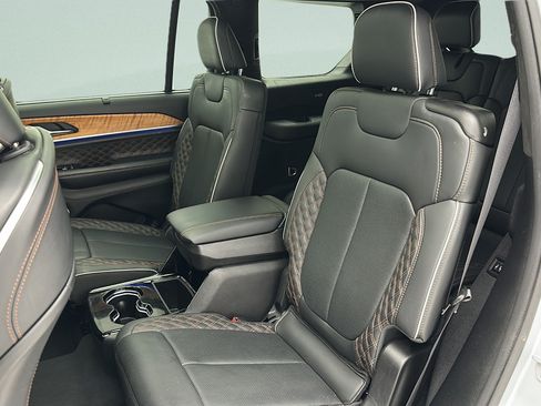 Used 2023 Jeep Grand Cherokee L Summit AWD/4WD image 11